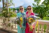 Natascha Bühler und Nina Rüesch mit Blumensträussen