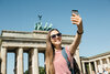 Berliner Brandenburger Thor mit junger Dame davor