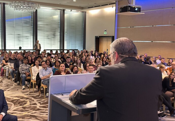 Redner Marcel Biland an der Diplomfeier der BVS Business-School Zürich im Marriott Hotel am 17. Mai 2024, mit einer Vielzahl von Gästen im Publikum.