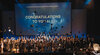 Abschlussfeier der BVS Business School im KKL Luzern mit Absolventinnen und Absolventen, die ihre Hüte in die Luft werfen, Juni 2023