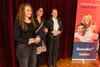 Drei glückliche Damen neben dem Rollup der Benedict Schule