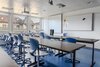 Klassenzimmer mit modernen Stühlen und Tischen