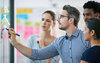 Meeting eines Marketingteams aus 2 Frauen und 2 Männern