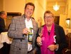 Zwei Dozierende, eine Frau und ein Mann genissen den Abend