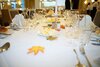 Herbstlich gedeckter Tisch mit farbigen Blättern