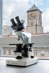 Mikroskop im Labor für die Lehrgänge in Medizin und Gesundheit