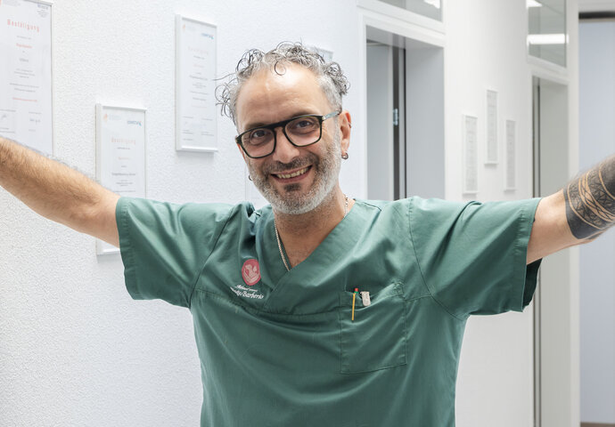 Tierarzt Biago Barberio in seiner Tierarztpraxis, die er nach einem Deutschkurs bei Benedict eröffnete.