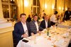 Gemütliches Beisammensein am langen Tisch