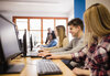 Lernende am Computer im Unterricht als Symbol für EFZ Informatik Grundbildung.