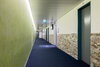 Flur mit Farbakzenten und Steinelementen an der Wand