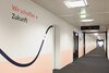 Flur der zu den Klassenzimmern führt mit Farbelementen an der Wand