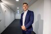 Arsen Shoshi, Leiter Immobilien, im Flur der neuen Rämlichkeiten