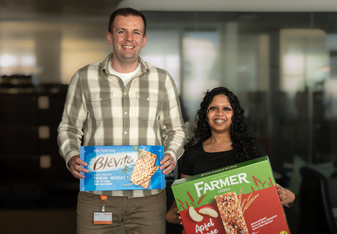 Sagithya, Schülerin der Benedict, mit Stefan Griessbacher (Migros Industrie) 