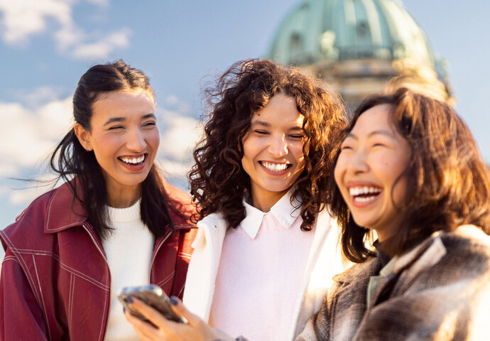 Frei junge Frauen beim Reisen.