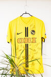 Ein Trikot der BSC Young Boys hängt an der Wand