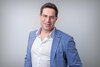 Schulleiter Daniel Raggi lächelt in die Kamera