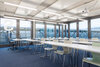 Helle Klassenzimmer mit modernem Mobiliar für gute Lernatmosphäre