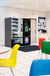 Aufenthaltsraum für Studierende mit Sitzmöglichkeiten und Snackautomaten