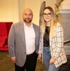 Nina Rüesch und ein Dozent mir Bart stehen vor der Kamera