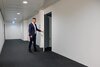 Arsen Shoshi öffnet die Türe zu einem neuen Unterrichtszimmer