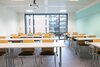 Klassenzimmer mit modernem Mobiliar und grossen Fenstern