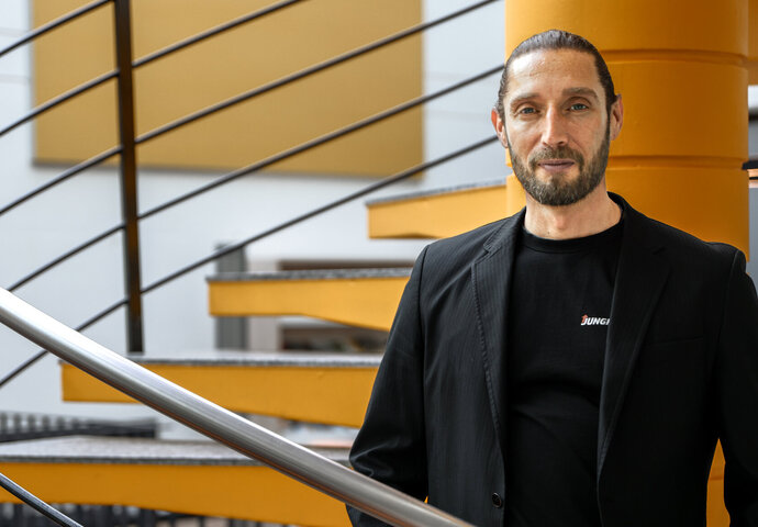 Roy Lange, Digital Marketing Specialist, während seiner Arbeit bei Jungheinricht AG.