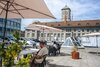Grosse Terrasse mit Sitzmöglichkeiten für die Studierenden