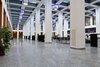 Grosse Halle mit Sitzmöglichkeiten und Tischen