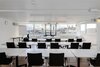 Gut beleuchtetes Klassenzimmer mit modernem Mobiliar