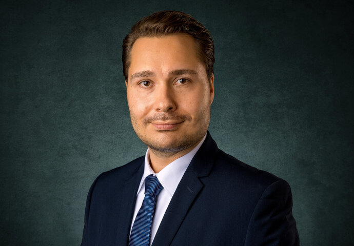 Porträt von Alexander Kares, Dozent an der BBS/BVS und Benedict Schule und Master-Absolvent mit Bestnote.