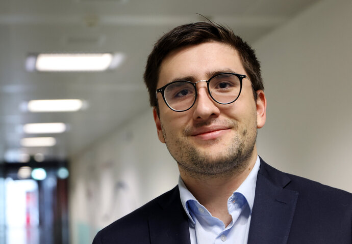 Porträt von Noah Meier, der an der Benedict Schule die Grundbildung zum Kaufmann mit EFZ macht