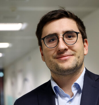 Porträt von Noah Meier, der an der Benedict Schule die Grundbildung zum Kaufmann mit EFZ macht