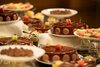 Feines Dessertbuffet mit Schokoladenkuchen und Früchten