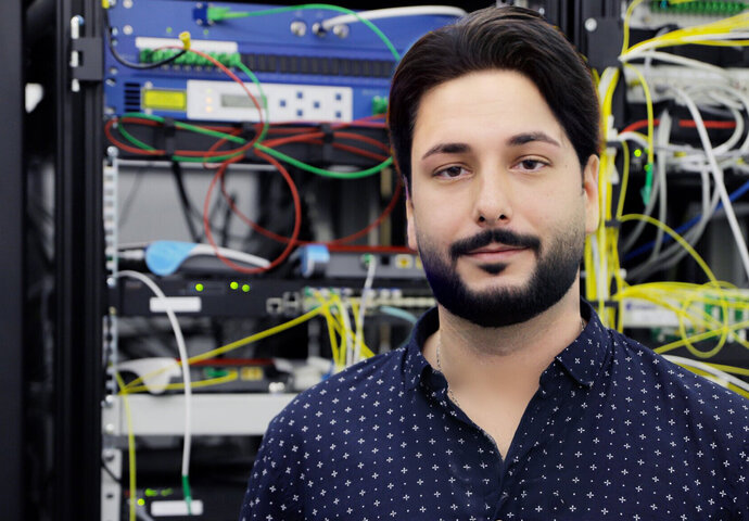Der Informatiker Amer Muradbasic steht im Serverraum von GIB-Solutions.