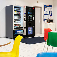 Aufenthaltsraum mit Automaten - Benedict- Schule Bern